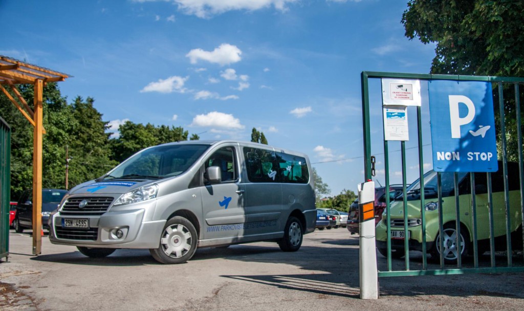 Vozidlo pro transport z parkoviště na letiště a zpět